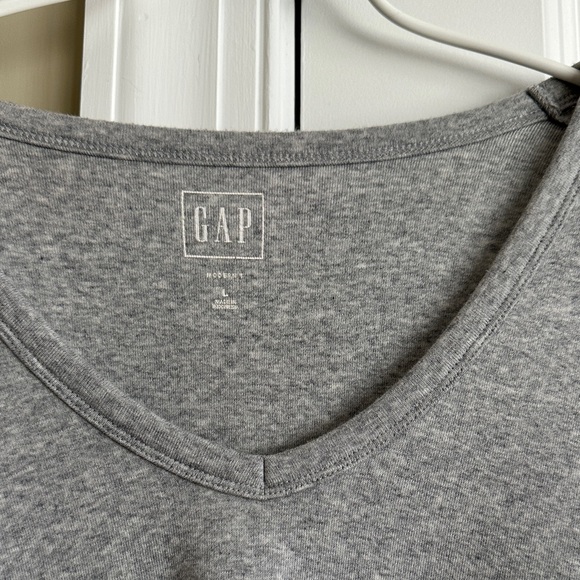 GAP -Bundle: White, Olive, and Gray Long Sleeve Tops - Picture 15 of 16